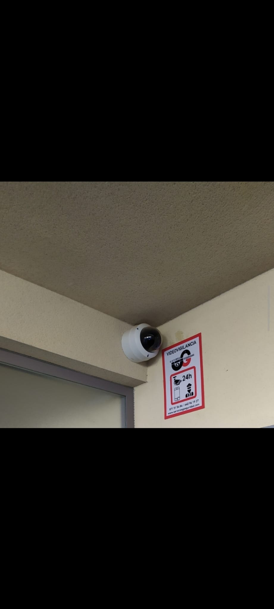 Cámara de videovigilancia junto a la señalización de seguridad