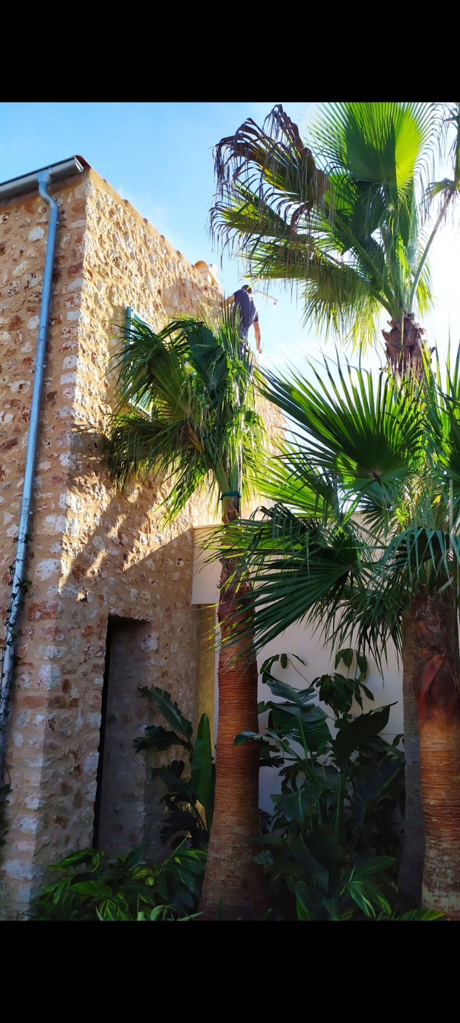 Trabajo de instalación en una vivienda con fachada de piedra
